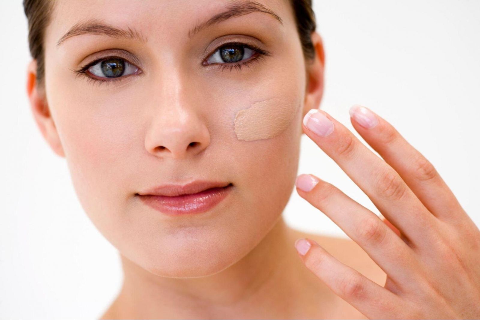Làm mờ vết hickey bằng kem che khuyết điểm
